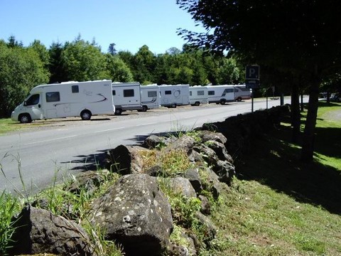 SALERS aire de stationnement des camping-cars