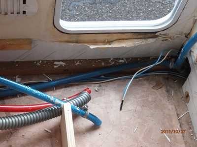 Démontage du WC Thetford c200: La peur! Inaccessible pour le nettoyage... Une étanchéité oubliée par le constructeur: les dégâts commencent dans ce coin à l’entrée du tuyau d’alimentation en eau du WC Thetford c200 et des 2 fils d’alimentation de la chasse d’eau ! 