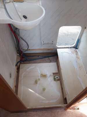 Démontage du bac-douche: difficile de le démonter sans casser l’évacuation, l’ensemble est prisonnier dans la mousse polyuréthane ( je soupçonne que l’évacuation a été cassée au montage constructeur! Un mastic colle pour étancher se trouvait autour de l’entrée...