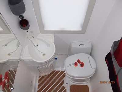 après rénovation du camping-car: salle-d’eau WC cassette Thetford C200, j’ai tout démonté, tapissé, changé toutes les parties déjà bien attaqué par l’humidité, réparé l’évacuation du bac douche cassée, remonté avec étanchéité correcte, et relooké ce bac douche en revêtement liège très isolant et agréable, confortable au contact.