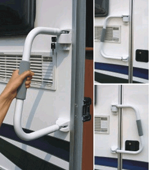 SECURITY 31 WHITE FIAMMA: Elégante poignée de sécurité réalisée en aluminium verni, très résistant ; dimensions Ø 30 mm et épaisseur 2 mm. Fournie de série avec sa bande centrale en mousse. En route, repliée contre la paroi, elle n’occupera que très peu de place. Ouverte, la poignée est une aide idéale pour ... Elégante poignée de sécurité réalisée en aluminium verni, très résistant ; dimensions Ø 30 mm et épaisseur 2 mm. Fournie de série avec sa bande centrale en mousse.