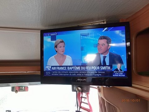 Téléviseur Led HD 47 cm réellement adapté aux véhicules de loisirs grâce à son alimentation protégé contre les sur et sous tensions fréquentes dans ce type de véhicule, et grâce également à sa dalle anti-reflet à Grand Angle de vision, permettant une image nette même si vous n'êtes pas en face du téléviseur. Avec lecteur de module PCMCIA Fransat HD.