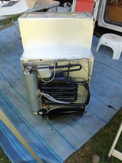 Réfrigérateur électrolux en panne: l'agrégat étant devenu HS... Vous pouvez tenter le réparer en le renversant !