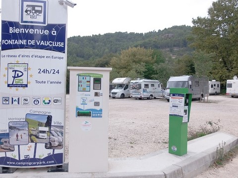 VAUCLUSE: aire de camping-car fontaine de vaucluse